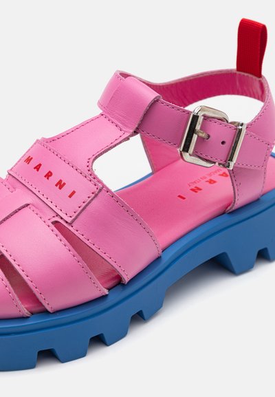 Rosa skinnsandaler med en tykk blå gummisåle, med utskjærte design og en sølvfarget spenne. Rød "Marni"-merking på siden.