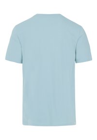 Camiseta de algodón azul claro con cuello redondo, mangas cortas y espalda lisa. Sin patrones ni acentos visibles.