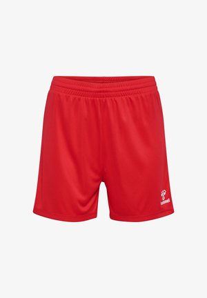 Shorts de sport rouges fabriqués dans un tissu lisse et léger. Ils possèdent une taille élastique et un logo blanc en bas à droite.
