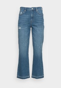 Jeans de ganga azul claro, com flare e acabamentos desfiados, apresentando detalhes desgastados na parte da frente, cinco bolsos e fecho por botão.