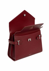 Bolso de mano de cuero texturizado rojo con forma estructurada, cierre de imán y acentos de hardware plateado. Cuenta con dos correas ajustables.