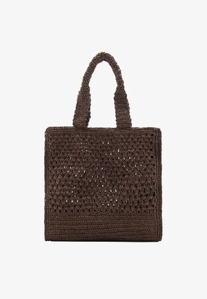 Sac fourre-tout marron en crochet de forme carrée avec deux poignées solides, présentant un motif de tissage ouvert sur la partie supérieure.