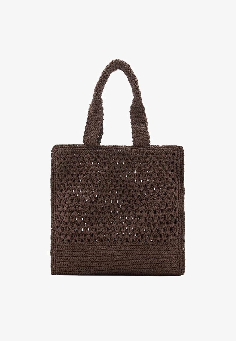 Sac fourre-tout marron en crochet de forme carrée avec deux poignées solides, présentant un motif de tissage ouvert sur la partie supérieure.