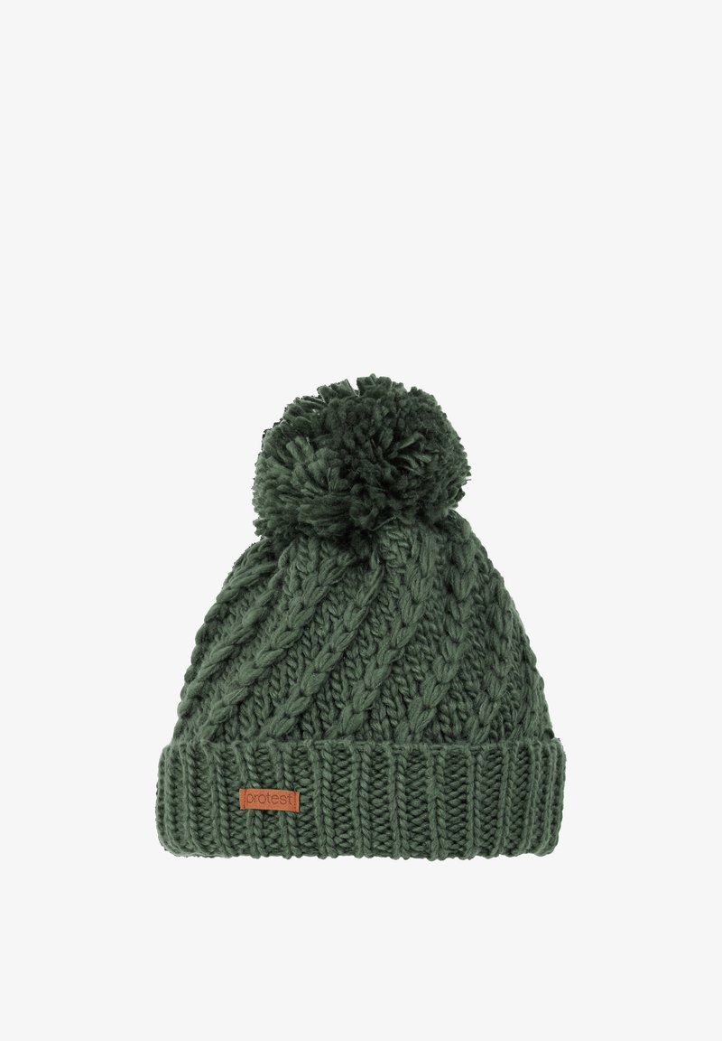 Gebreide groene beanie met een getextureerd kabelpatroon, afgewerkt met een pluizige pompon, en voorzien van een bruine leren label dat aan de manchette is genaaid.