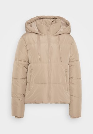 Beige, párnázott téli kabát kapucnival, elöl cipzárral, húzózsinórokkal és két cipzáros oldalzsebbel, fehér háttér előtt bemutatva.