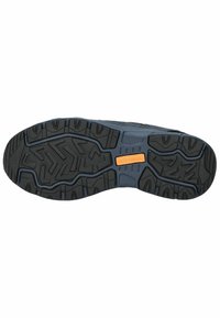 Must mustriga väliskülg must rubber, millel on tekstuuriga haarde muster, sinise keskosa ja oranž "Skechers" logo kanna lähedal.