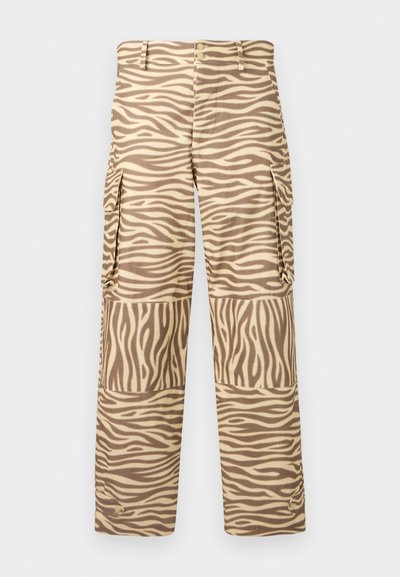 Cargobroeken in een tan en crème zebra print. Kenmerken zijn een rechte pijp, twee zijzakken en een knoopsluiting met metallic accenten.