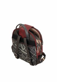 Mochila negra y burdeos con un patrón geométrico, hecha de materiales sintéticos. Cuenta con dos compartimentos con cremallera y correas ajustables.