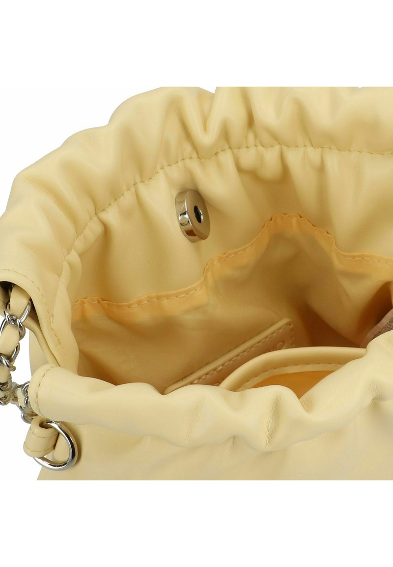 Gelbe Fake-Leder-Eimerhandtasche mit gerafftem Oberteil, silbernem Metall und Innenfach-Details. Glatte Textur im Inneren.