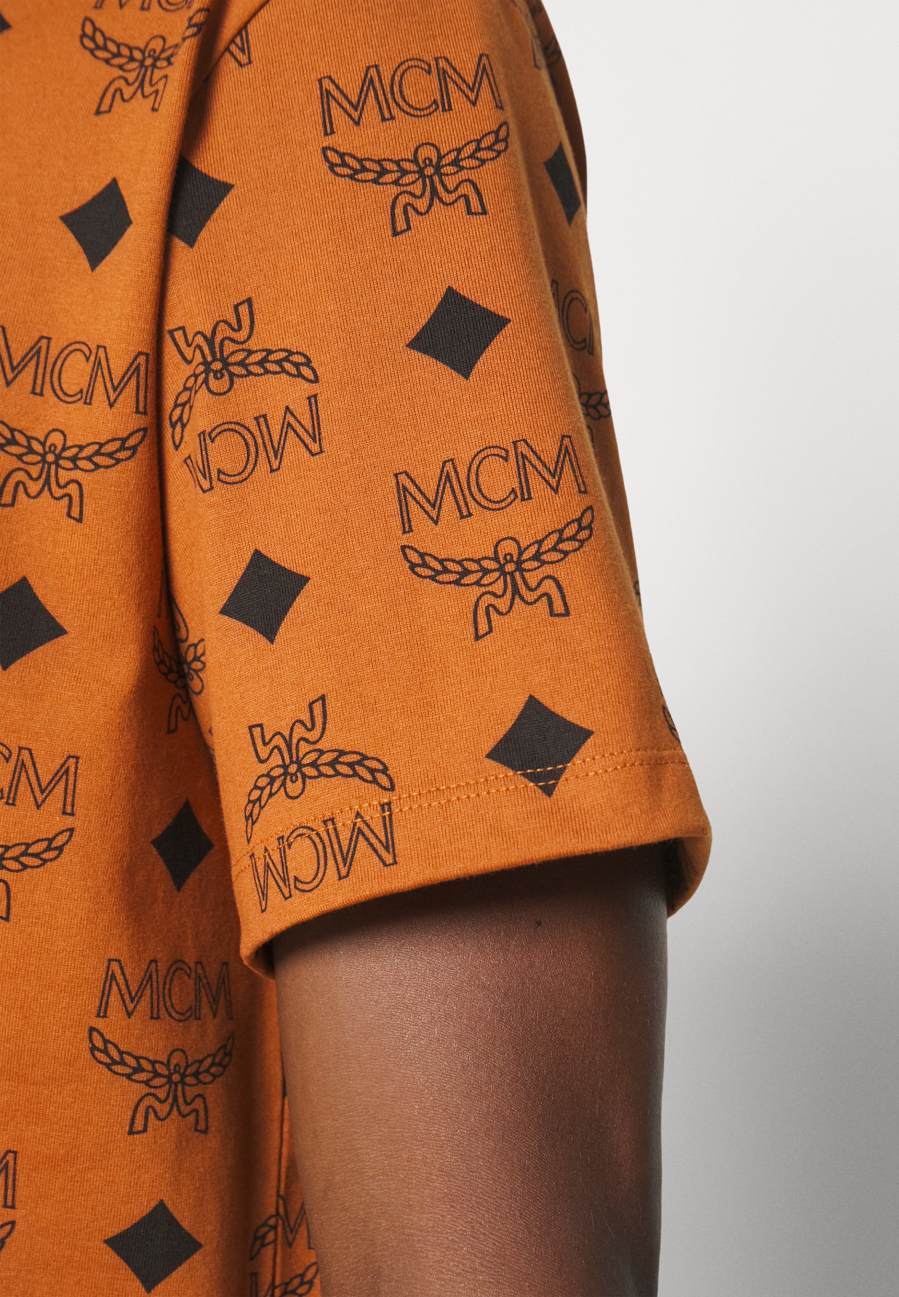 MCM COLLECTION SLEEVES TEE - Print T-shirt - cognac - Zalando
