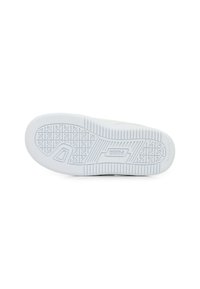 Biała gumowa podeszwa sneakersów z teksturowanym wzorem, z logo po boku. Bieżnik zaprojektowany jest z myślą o przyczepności i stabilności.