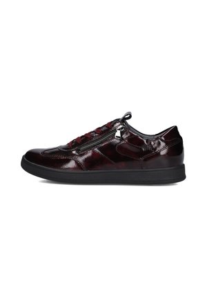 Donker bordeaux glanzende leren sneaker met zwarte zool, zijrits en bijpassende bordeauxveters, getoond van de buitenkant.