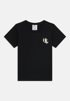 T-shirt noir à manches courtes en coton. Présente un petit logo coloré avec des accents de flammes et une couronne.