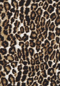 Leopardenstoff mit einer Mischung aus schwarzen, braunen und beigen Farbtönen sowie unterschiedlichen Fleckenformen auf einem weißen Hintergrund. Weiches, strukturiertes Material.