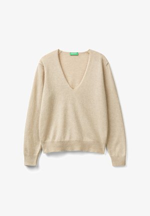 Beżowy sweter z dekoltem w serek i długim rękawem, z prążkowanymi mankietami i dolnym wykończeniem, leżący płasko z zieloną metką marki wewnątrz dekoltu.