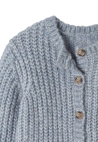 Hellblauer Strickcardigan aus grobem Garn mit Struktur, runder Halslinie und braunen Knöpfen mit vier Löchern.