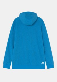 Felpa con cappuccio di un blu brillante con finitura testurizzata, bordi a coste e orlo. Presenta il distintivo logo Adidas in bianco nella parte inferiore sinistra.