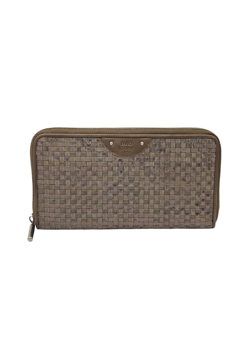 Portefeuille tissé marron avec un motif texturé, des accents en cuir lisse et une fermeture zippée. Présente un écusson avec logo et un tirette de zip en métal.