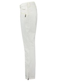 Pantalones blancos de corte ajustado con bolsillo delantero con cremallera y detalle de cremallera en el tobillo, vista lateral.