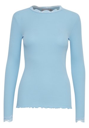 Cămășuță lungă, de culoare albastru deschis, cu textură canalată, având un decolteu din dantelă cu margini ondulate și o terminație delicată din dantelă la mâneci.