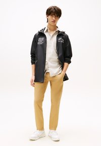 Tommy Jeans SCANTON PANT - Chinos tipa bikses - beige