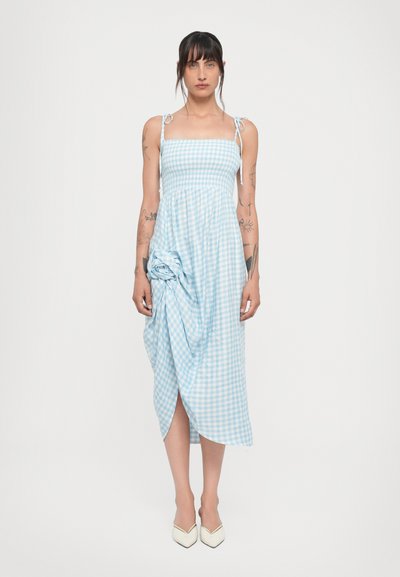 Blauw-witte geruite midi-jurk met een aansluitend lijfje, verstelbare bandjes en een gedrapeerde voorkant met een bloemdetail. Gladde stof.