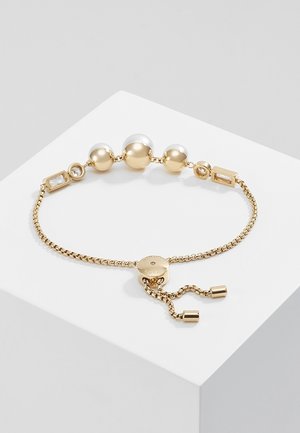 Goldenes verstellbares Kettenarmband mit drei goldenen und weißen Perlen sowie kleinen klaren rechteckigen und runden Steinen auf jeder Seite.