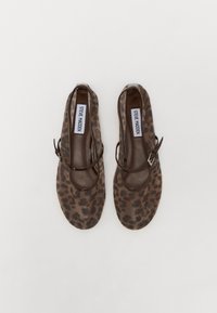 Ballerine in stampa leopardata marrone con cinturino e fibbia, realizzate in materiale liscio. Design con punta rotonda e tacco stretto. Etichetta visibile all'interno.