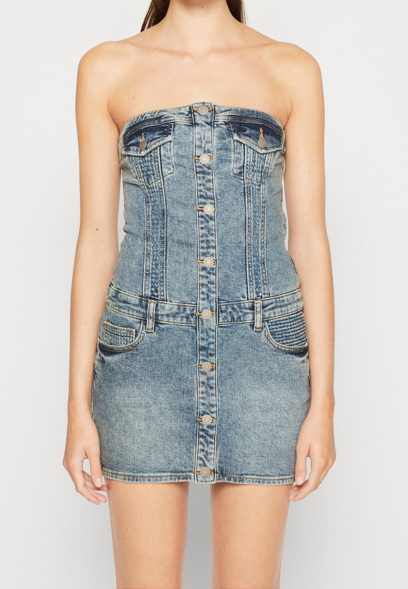 Džínové šaty bez ramínek, světle modré, s knoflíkovou přední částí, dvěma náprsními kapsami, přiléhavým korzetem a rovnou mini sukní, strukturovaná tkanina.
