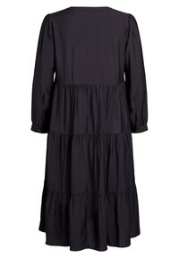 Vestido negro con volantes, mangas largas, escote redondo y puños abotonados. Hecho de una tela suave y ligera con una textura lisa.