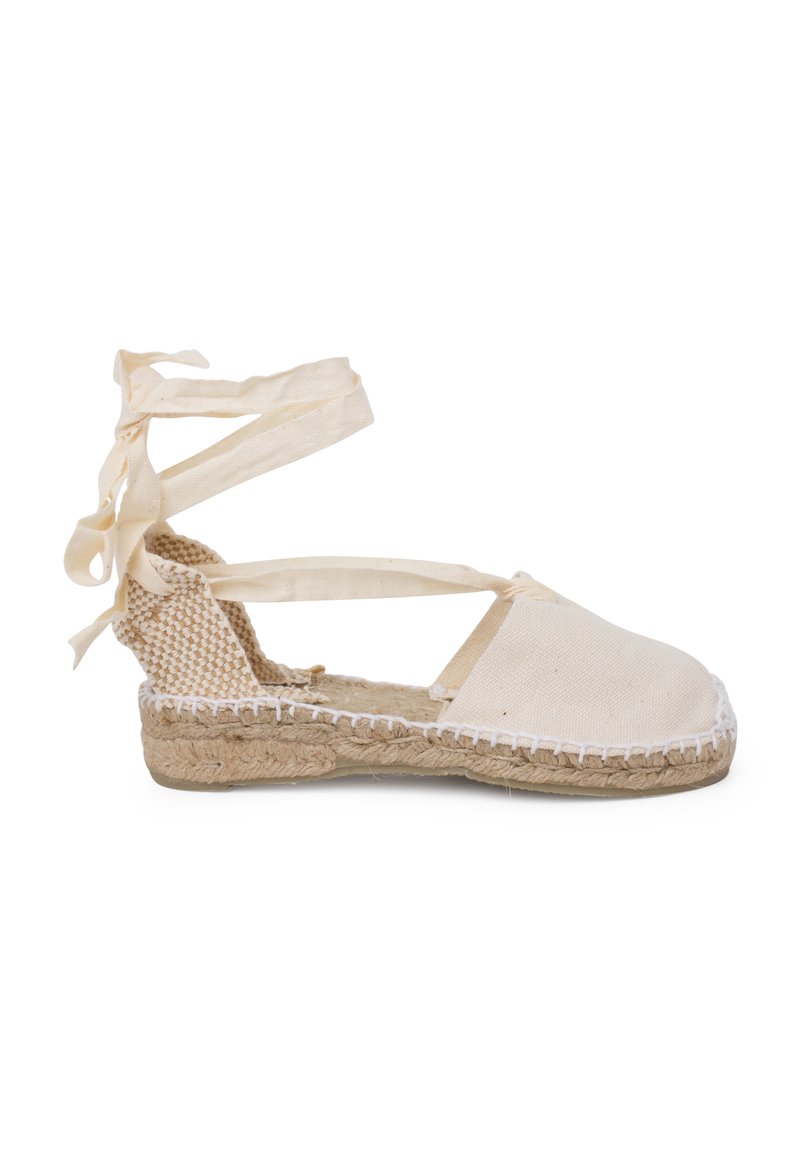 Espadrillas bianche in tela con suola di juta intrecciata, caratterizzate da cinturini incrociati e design piatto. Dettagli cuciti lungo il bordo.