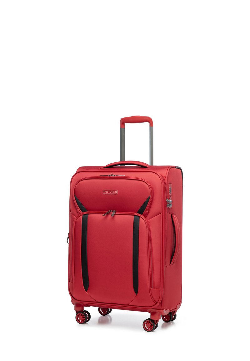 Rode zachte koffer met zwarte accenten, twee voorkeurszakken, een uitschuifbare handgreep en vier wielen voor mobiliteit. Merklogo weergegeven aan de voorkant.