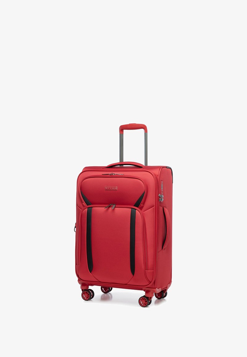 Rode zachte koffer met zwarte accenten, twee voorkeurszakken, een uitschuifbare handgreep en vier wielen voor mobiliteit. Merklogo weergegeven aan de voorkant.