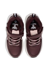 Burgunderrote Leder-Sneaker mit rosa Schnürsenkeln, gepolstertem Kragen und Klettverschluss. Mit einer weißen Gummisohle und schwarzem Profil.