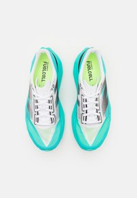 New Balance FUELCELL REBEL V4 - Apavi skriešanai pa asfaltu - green