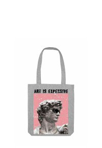 Sac fourre-tout gris avec un imprimé craqué d'une statue en marbre portant des lunettes de soleil et une chaîne, sur un fond rose, avec le texte "L'ART EST CHER."