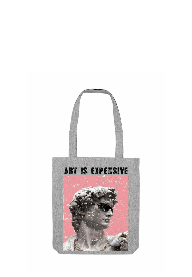 Sac fourre-tout gris avec un imprimé craqué d'une statue en marbre portant des lunettes de soleil et une chaîne, sur un fond rose, avec le texte "L'ART EST CHER."
