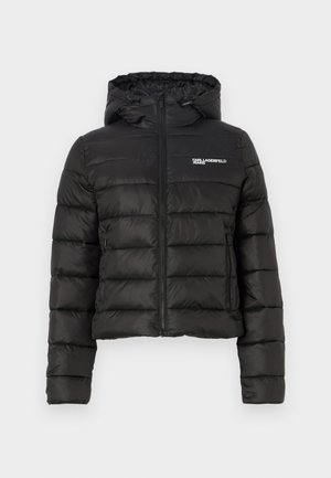 Crna jakna od puhova s kapuljačom, s prednjim patentnim zatvaračem i vodoravnim prošivom uzorkom. Ima mali logo na lijevoj strani prsa i bočne džepove.