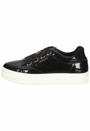 Schwarze Lackledersneaker mit einer weißen Gummisohle, ausgestattet mit schwarzen Stoffsenkeln und goldenen Ösen. Minimalistisches Design mit Logodetail.