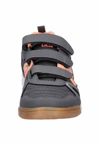 Grauer Sportschuh mit drei schwarzen Klettverschlüssen, orangen Akzenten, strukturiertem Stoff und einer Sohle aus Gummi. Verfügt über eine Zuglasche an der Ferse.