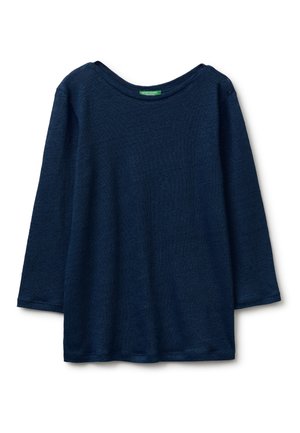 Maglietta a maniche lunghe blu navy con collo a giro e etichetta verde sul colletto, distesa su uno sfondo bianco.