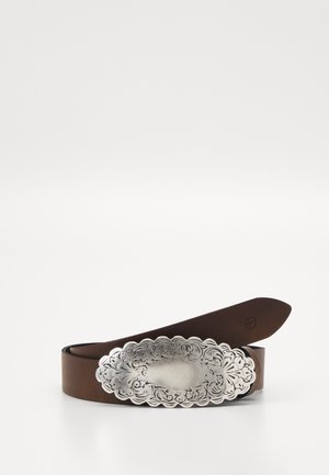 Brun lærbelte med en utsmykket sølvspenne med intrikate blomstergraveringer og et skjellformet kantdesign.