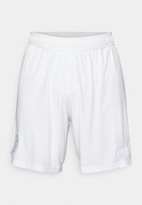 Balti sporta šorti ar elastīgu jostu, izgatavoti no gludas auduma, ar mazu izšūtu logotipu uz kreisās kājas.