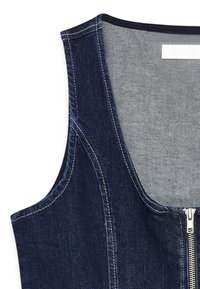 Denim obleka s prilegajočim dizajnom, temno modre barve, z zadrgo in vidnimi šivi. Notranjost ima svetlejšo teksturo denima.