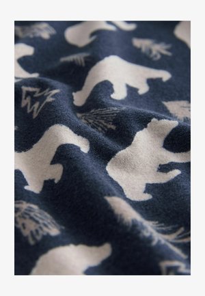 Sötétt kék fleece anyag fehér jegesmedve és fenyőfa mintákkal, texturált felület, puha és meleg megjelenés.