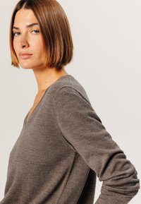 Rodier V-NECK - Strickpullover - taupe