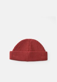 Rød strikket beanie med ribbet tekstur, tætsiddende design og en foldet kant. Toppen har en central søm for ekstra detalje.