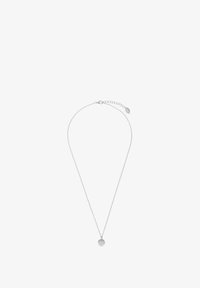 Delicada cadena de plata con un colgante redondo que presenta un grupo en forma de corazón de pequeños cristales.