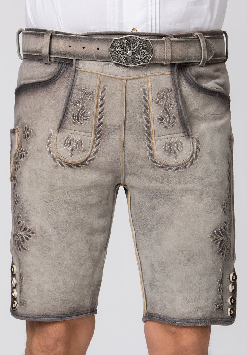 Grijze leren shorts met decoratieve reliëfdruk, zijzakken en een riem met een sierlijke zilveren gesp. Knopenaccenten op de zoom.