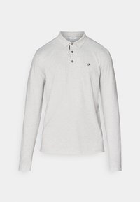 Camisa polo de mangas longas cinza claro, feita de material suave, com uma palete de dois botões e um pequeno logótipo preto no peito.